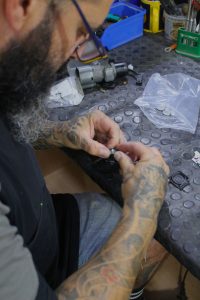 Profesional realizando duplicado de llave para Ford Cougar en Terrassa, utilizando herramientas especializadas para copiar chip y mando electrónico.