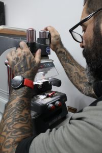 Técnico especializado haciendo duplicado de llave para Fiat Grande Punto en Terrassa