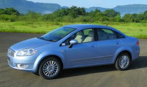 Técnico realizando duplicado de llave para Fiat Linea en Autoclau Terrassa, con equipo especializado y chip codificado.