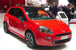 Técnico realizando duplicado de llave codificada para Fiat Punto en Autoclau Terrassa, con equipo especializado y servicio rápido.