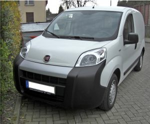 Duplicado de llave con chip para Fiat Qubo realizado por técnico en Autoclau Terrassa, utilizando maquinaria especializada.