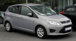 Técnico realizando duplicado de llave para Ford C-MAX en Terrassa, con programación de chip y mando mediante equipo electrónico especializado.