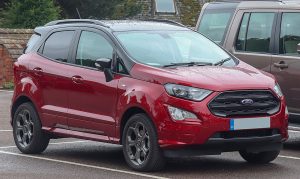 Técnico realizando duplicado de llave para Ford EcoSport en Terrassa, copiando mando y chip con equipo electrónico de alta precisión.