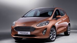 Especialista realizando duplicado de llave para Ford Fiesta en Terrassa, copiando chip y mando con equipo electrónico de alta precisión.