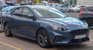Técnico realizando duplicado de llave para Ford Focus en Terrassa, copiando chip y mando con maquinaria electrónica de alta precisión.