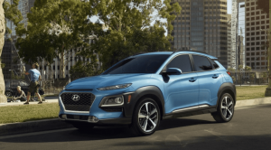 Técnico especializado haciendo duplicado de llave para Hyundai Kona en Terrassa