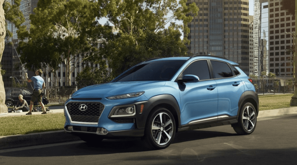 Técnico especializado haciendo duplicado de llave para Hyundai Kona en Terrassa