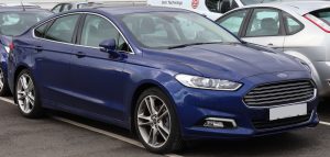 Técnico realizando duplicado de llave para Ford Mondeo en Terrassa, programando chip y mando con equipo especializado de alta precisión.
