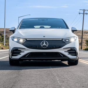 Mano sosteniendo llave codificada de Mercedes‑Benz EQS recién duplicada por AutoClau en Terrassa.