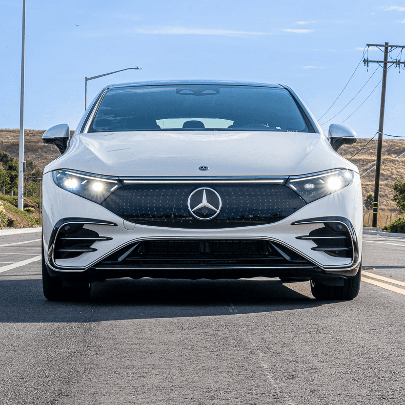 Mano sosteniendo llave codificada de Mercedes‑Benz EQS recién duplicada por AutoClau en Terrassa.