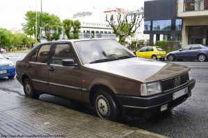 Técnico especializado haciendo duplicado de llave para Fiat Croma en Terrassa